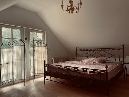 BardowickVesta Waldhaus Bardowicker Heide的一间卧室配有一张床和一个吊灯