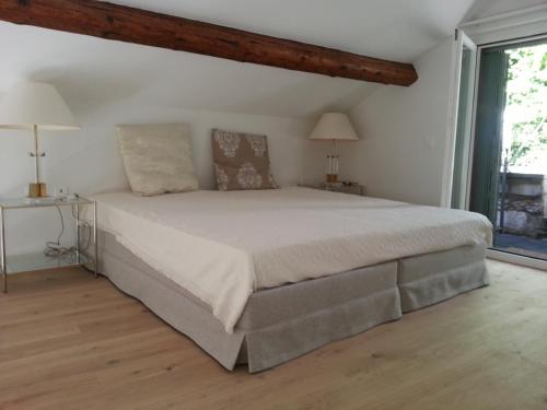 卢加诺Romantic Bijou的一间卧室设有一张大床和一个窗户。