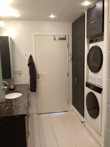 奥胡斯Unik udsigt og beliggenhed的一间带白色门和洗衣机的浴室