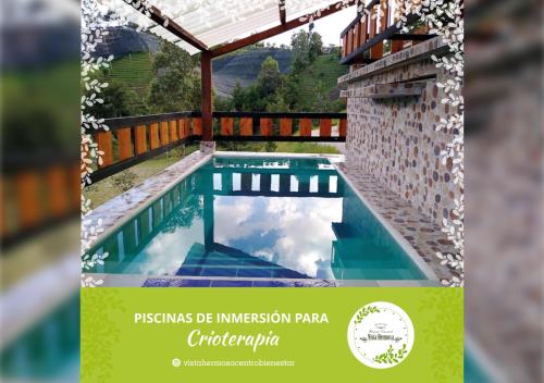 Carmen de ViboralVista Hermosa Eco Hostal的别墅内游泳池的海报