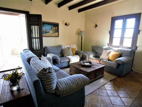 拉霍亚Belvilla by OYO Cortijo Los Olivos的带沙发和咖啡桌的客厅