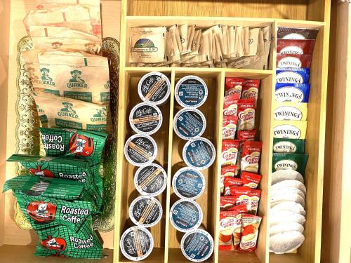 坎莫尔Mountain Retreat: Brand New 2BR Condo的冰箱里装满了各种食物