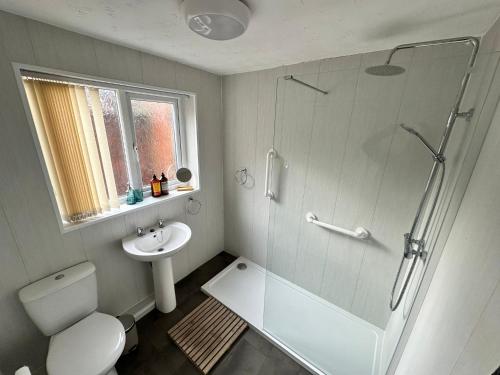 米德尔斯伯勒4 bed 3 bedroom home near Middlesbrough centre的带淋浴、卫生间和盥洗盆的浴室