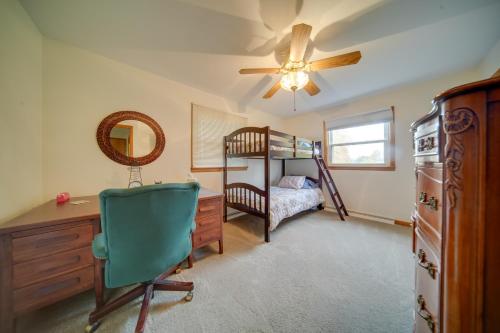 东北Cozy Ripley Apartment - 21 Mi to Downtown Erie!的一间卧室配有双层床、一张桌子和一把椅子