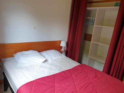 普隆比埃莱班Camping Fraiteux的一间卧室配有一张带粉色毯子的大床