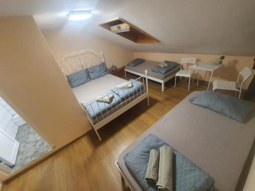 普罗夫迪夫HANCHO - KAPANA CENTER PLOVDIV的卧室享有高空美景,配有一张床和一张桌子
