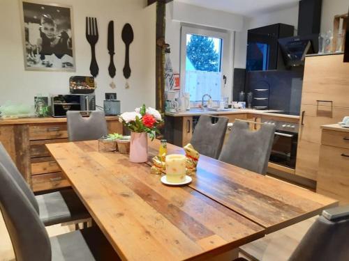 LageExklusive Dorfpension mit Pool und Sauna的厨房配有一张木桌、椅子和一张桌子