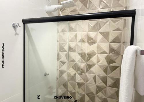 伊瓜苏Apartamento Encantado V. Maria 3的浴室里设有玻璃门淋浴