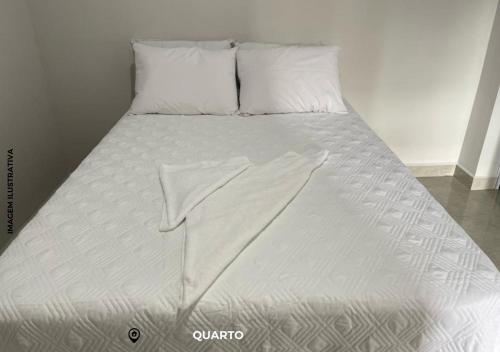 伊瓜苏Apartamento Encantado V. Maria 3的白色的床、白色床单和枕头
