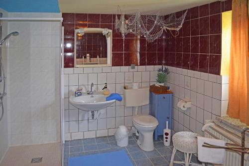 BömitzFerienwohnung Bömitz的一间带卫生间和水槽的浴室