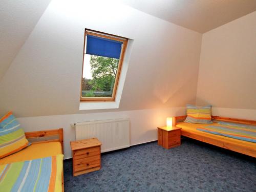 马尔肖Ferienhaus am Klostergrund的客房设有两张床和窗户。