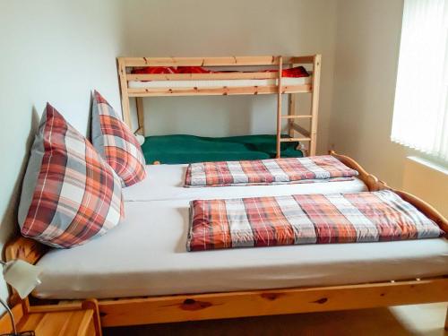 马尔肖Ferienwohnungen Fleesensee的一张带两张带枕头的双层床