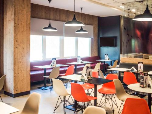 亚松森ibis Asuncion的餐厅设有桌椅和沙发。