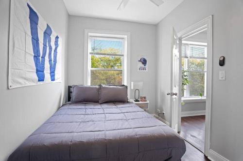 芝加哥Game Day Getaway - 3BR in Vibrant Wrigleyville的一间卧室,卧室内配有一张大床