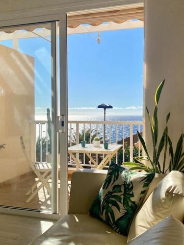 波里斯-德阿沃纳El Poris的带沙发的客厅,享有海景