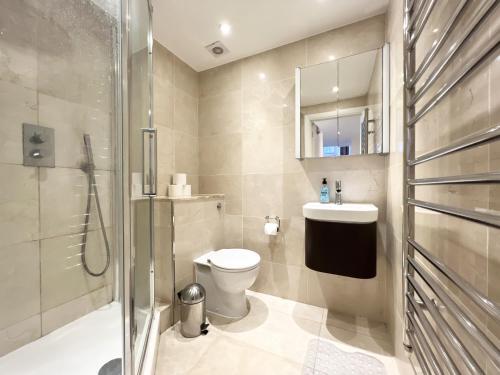 伦敦VIP SERVICED APARTMENTS LONDON ExCELLENT LOCATION GREAT PRICE的浴室配有卫生间、盥洗盆和淋浴。