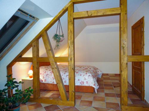 马尔肖Ferienwohnung Mediterran的一间带床的卧室,位于带楼梯的房间