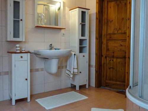 马尔肖Ferienwohnung Mediterran的一间带水槽、镜子和门的浴室