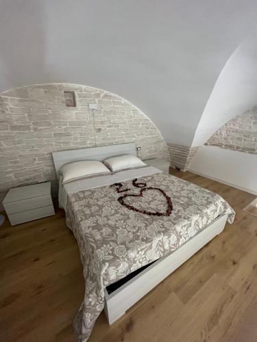 泰尔利齐Augustus luxury suite的砖墙房间的一个床位