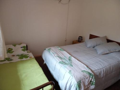 亚特兰蒂斯达Apto. a dos cuadras del mar的一间小卧室,配有一张床和一把椅子