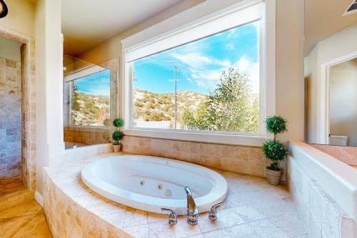 Cajon JunctionQuail Valley Hideaway的带浴缸和大窗户的大浴室