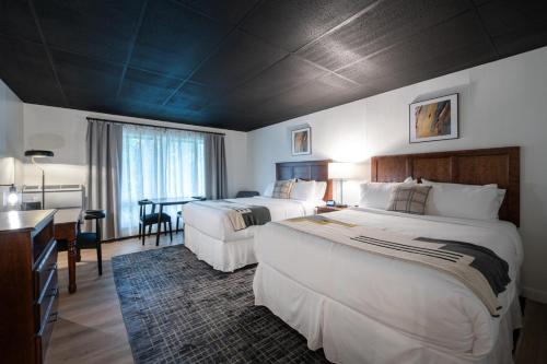 Trailhead by Weekender的酒店客房配有两张床和一张书桌