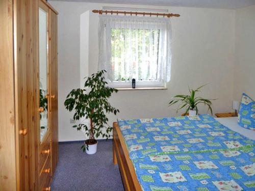 马尔肖Bungalow im Garten的一间卧室设有一张床和一个窗口