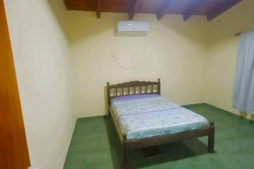 梅赛德斯el quincho的一间小卧室,卧室内配有一张床铺