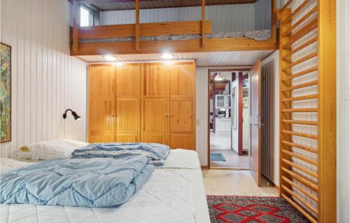 维斯特索马肯Gorgeous Home In Nex With Wifi的一间卧室配有一张床和一个木制衣柜