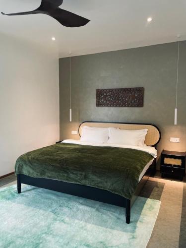 珍南海滩Attitude Resort Langkawi的一间卧室配有一张大床和吊扇