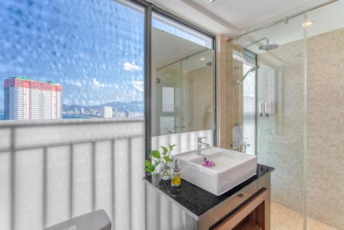 芽庄TK Nha Trang Hotel的一间带水槽和镜子的浴室