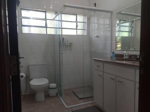 伊图佩瓦Chacara Recanto Paraíso Guacuri 2的带淋浴、卫生间和盥洗盆的浴室