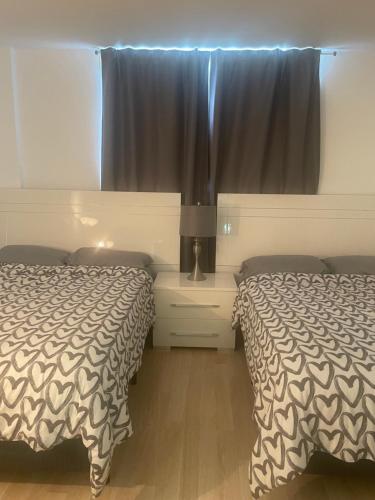 迈阿密海滩Ocean Reserve STR-01045的一间卧室设有两张床,窗户配有窗帘
