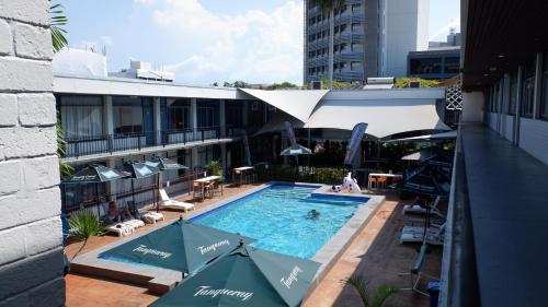 达尔文加文纳酒店的一座带遮阳伞的建筑的顶部游泳池