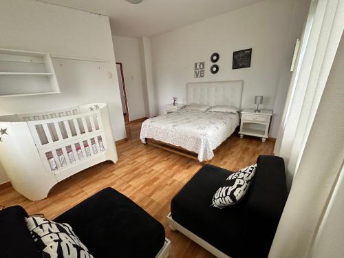 利马Casa en San Fernando Pachacamac的一间卧室配有一张床和一张婴儿床