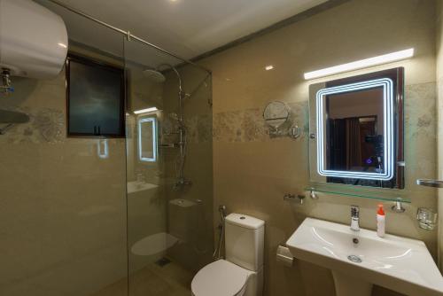 KotmaleVaranda With A View的浴室配有卫生间、盥洗盆和淋浴。
