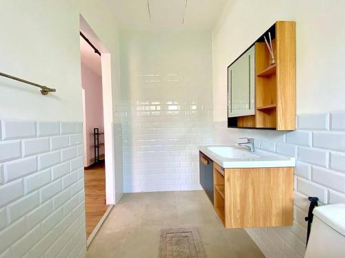 宿务Brand New Home in Cebu City with 3 Large Bedrooms!的白色的浴室设有水槽和镜子