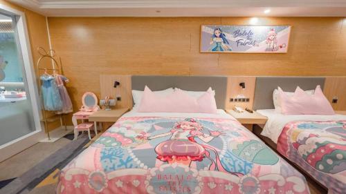 成都成都天府广场智选假日酒店的酒店客房带两张床、一张书桌和一间卧室