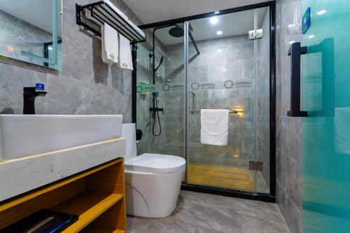广州逸米米公寓(广州火车站西村地铁站店)的带淋浴、卫生间和盥洗盆的浴室