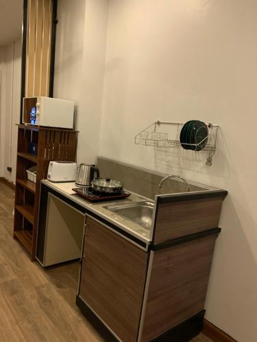 曼谷SLEEP MIND的厨房配有水槽和台面