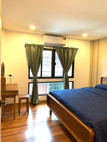 曼谷SLEEP MIND的一间卧室配有一张床、一张书桌和一个窗户。