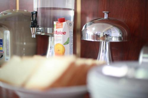 万荣Vang Vieng Garden Resort的厨房柜台配有搅拌机和1瓶橙汁