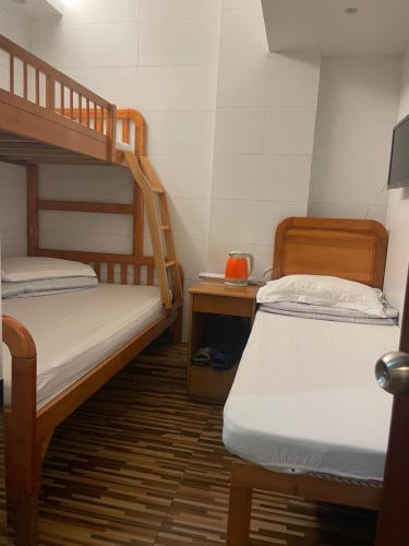 香港中信宾馆的客房设有两张双层床和一张桌子。
