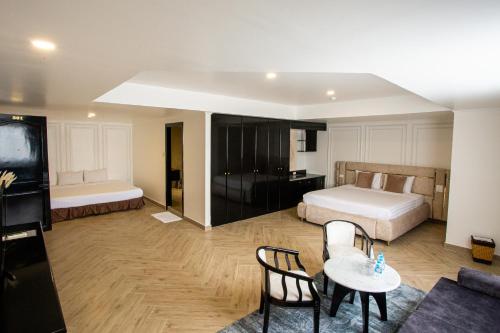 永隆富潭IV号酒店的酒店客房带一张床、一张桌子和椅子