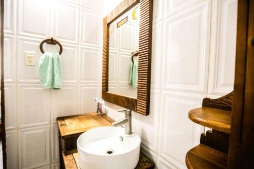 阿雷西博Toda la casa: 3 dormitorios, 4 baños y 1 futón.的一间带水槽和镜子的浴室