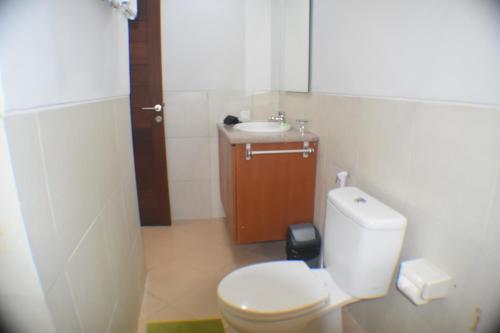 坎古黛比麦都宾馆的浴室配有白色卫生间和盥洗盆。