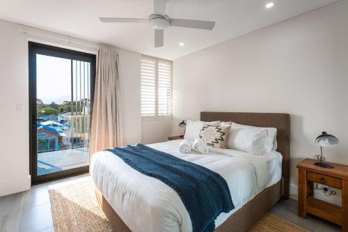 赫斯基森Ishtar Apartment 2- Luxury Living Accommodation的一间卧室设有一张床和一个大窗户