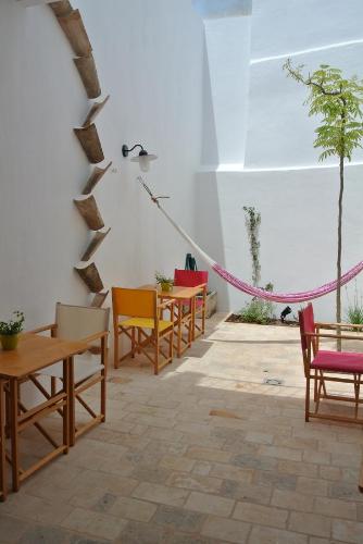 休达德亚HoMe Hotel Menorca的客厅配有桌椅