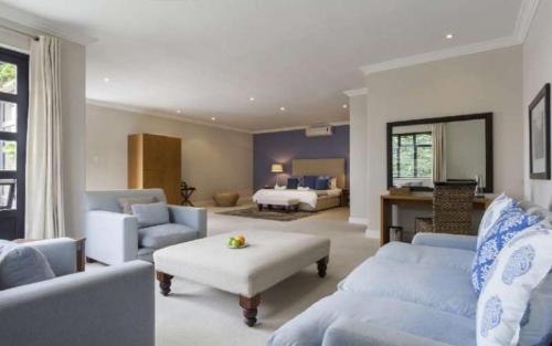 SummerstrandThe Windermere Hotel的客厅配有沙发和1张床
