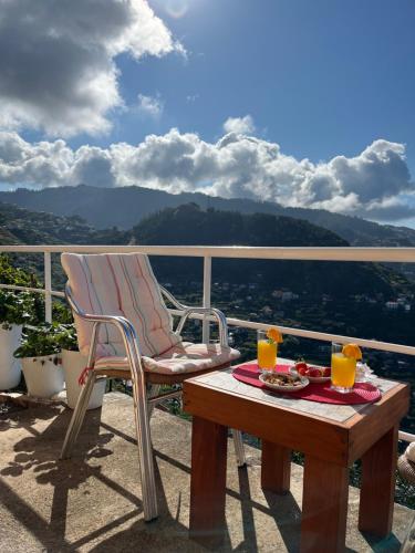 里韦拉布拉瓦Tropical House的美景阳台的桌椅